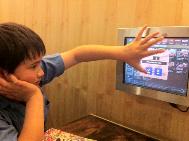 17 October 2011 à 19h07 - Au resto japonais: Amol, le fils de Badri, commande les plats depuis l'écran! Pas de prise de commandes par un serveur!